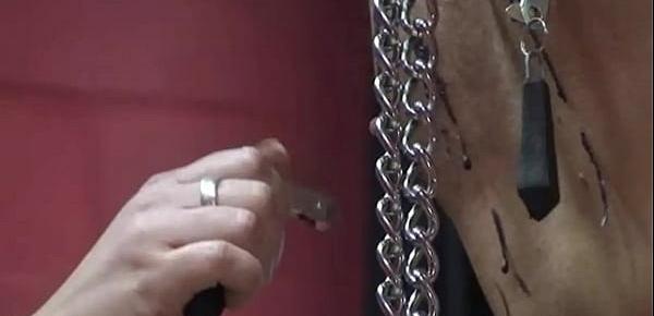 Nippelfolter für Sklaven mit Nippelklammern und Wachs und zum Schluss wird die Sau noch angepisst